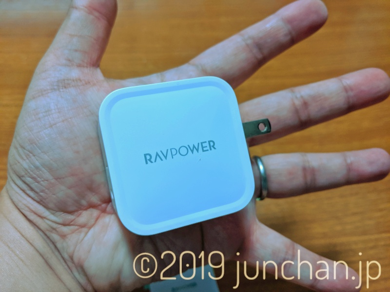 RAVPowerの充電器は手のひらに乗るサイズ