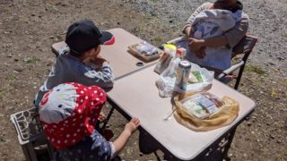 庭に机と椅子を出してお昼ごはんを食べる