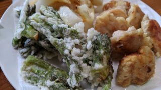 タラの芽、玉ねぎ、鶏肉の天ぷら
