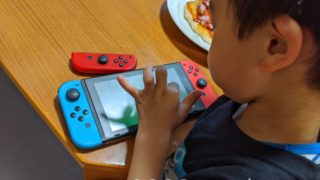 Nintendo Switch本体のタッチパネルで操作する息子