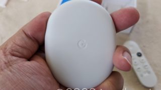 Chromecast with Google TV 本体は手のひらサイズ