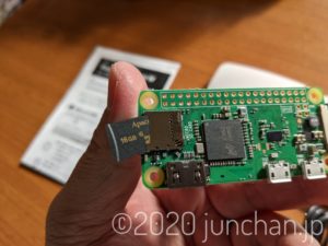 SDカードをRaspberry Pi ZERO W本体に挿入