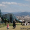 茶臼山恐竜園で、巨大な恐竜のオブジェを観察したり、走り回る子どもたちを放流したり