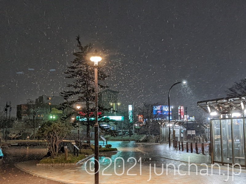 雪が降る佐久平駅