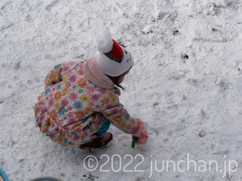 雪で遊ぶ子ども