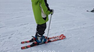 カリッパレンタルで借りたスキー3点セットを装備した息子