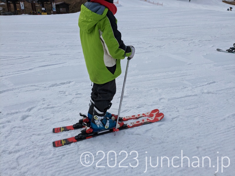 カリッパレンタルで借りたスキー3点セットを装備した息子