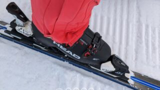 新品のスキーブーツで滑る