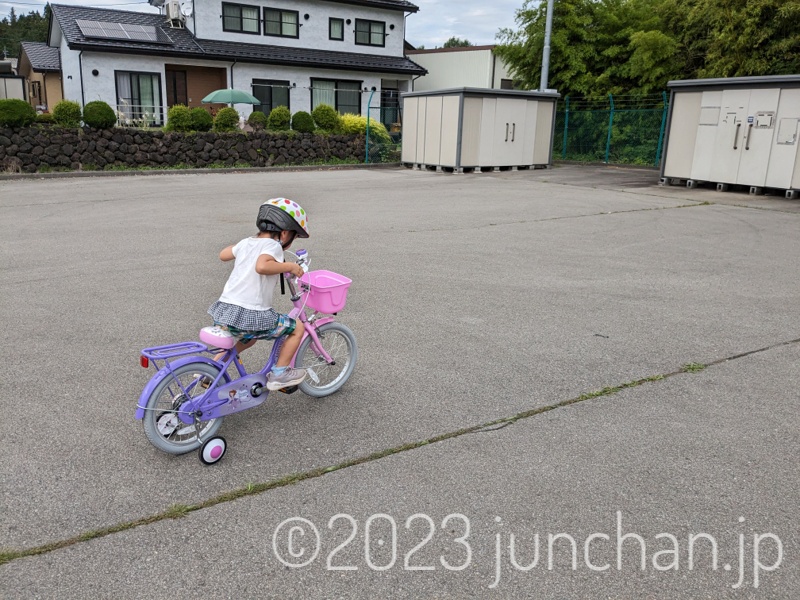 自転車の練習をする長女