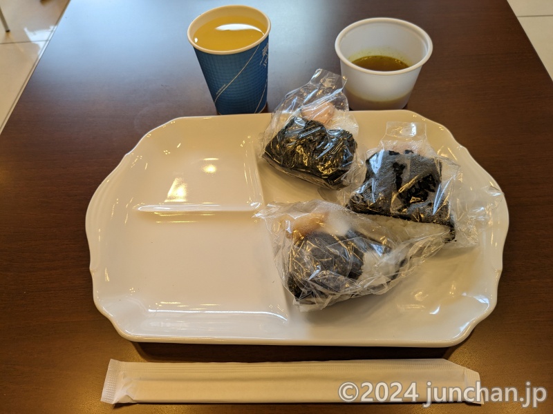 東横INN名古屋尾張一宮駅前 朝食 具おにぎりstyle おにぎり、スープ、野菜ジュース