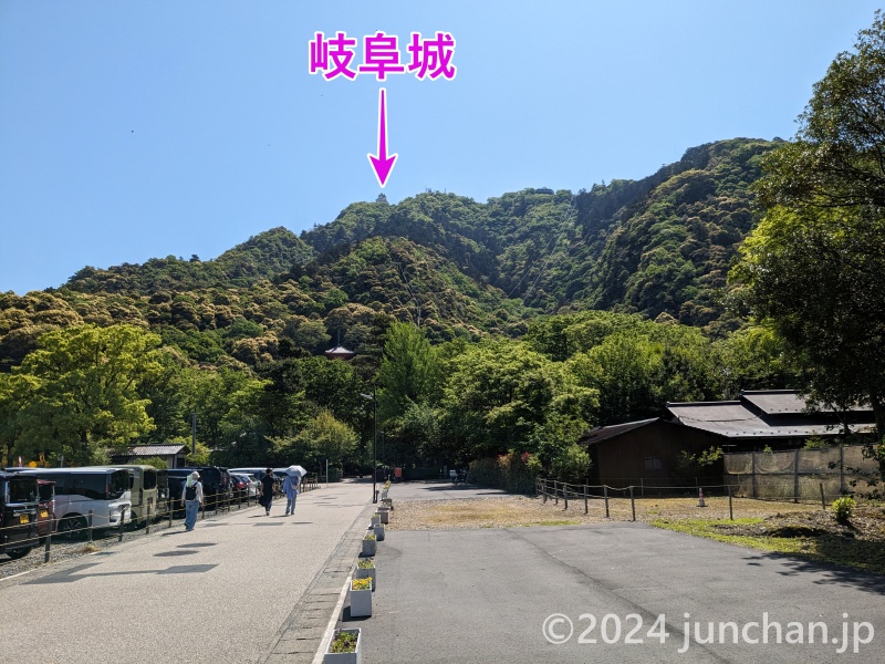 岐阜城は金華山の頂にある (岐阜公園内)