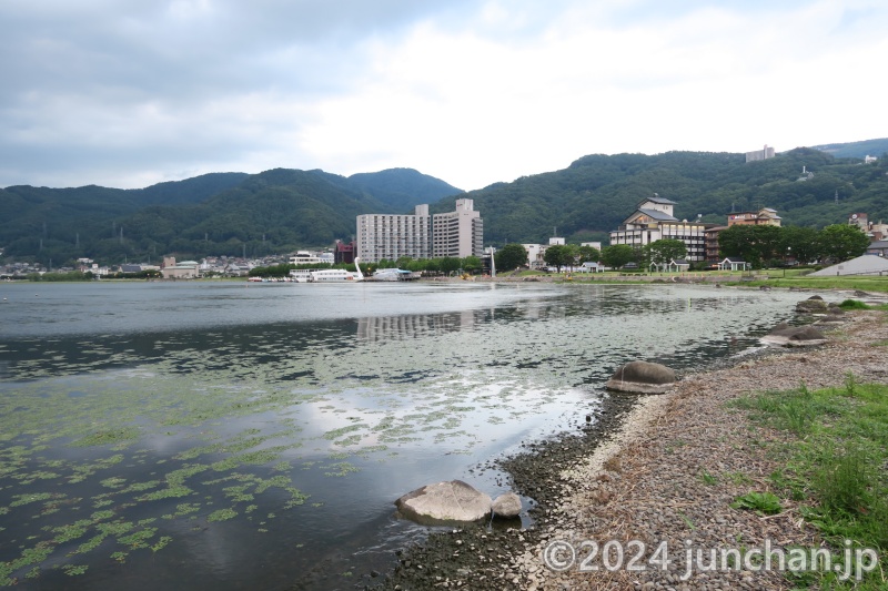 諏訪市湖畔公園 遊覧船が見える