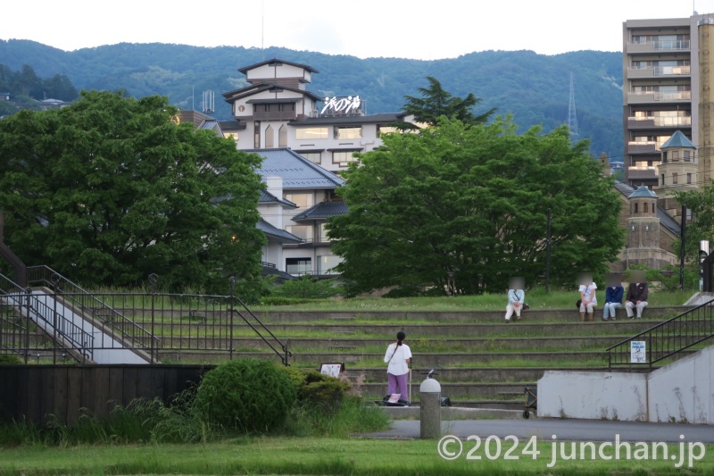 諏訪市湖畔公園 野外ステージの向こうに浜の湯が見える