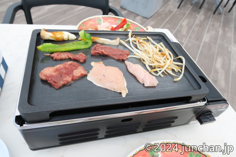 前橋駅北口アクエル前橋屋上 満天ビアガーデン BBQコース コンロで肉を焼く