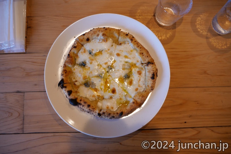 pizzeria TAKIBI クワトロフォルマッジ