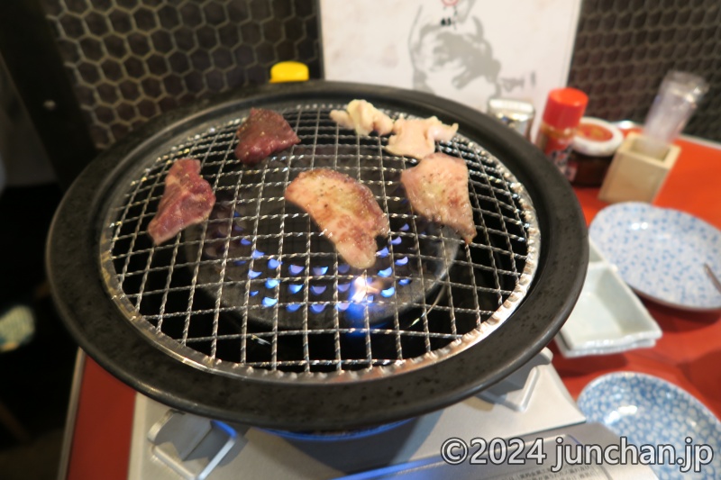 大衆馬肉酒場 三村 馬肉を網焼きする