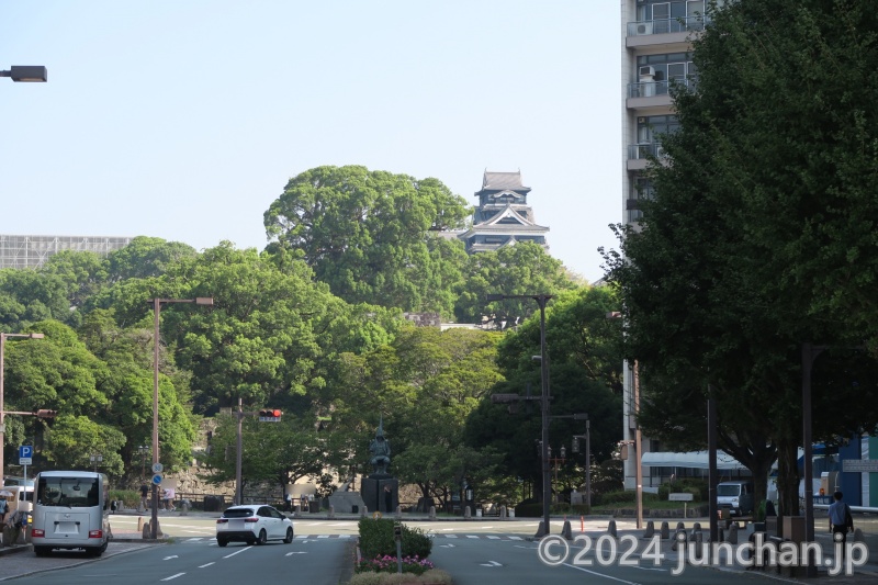 熊本城を遠目に見る