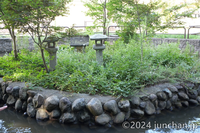 天津神社・奴奈川神社 池の中の祠