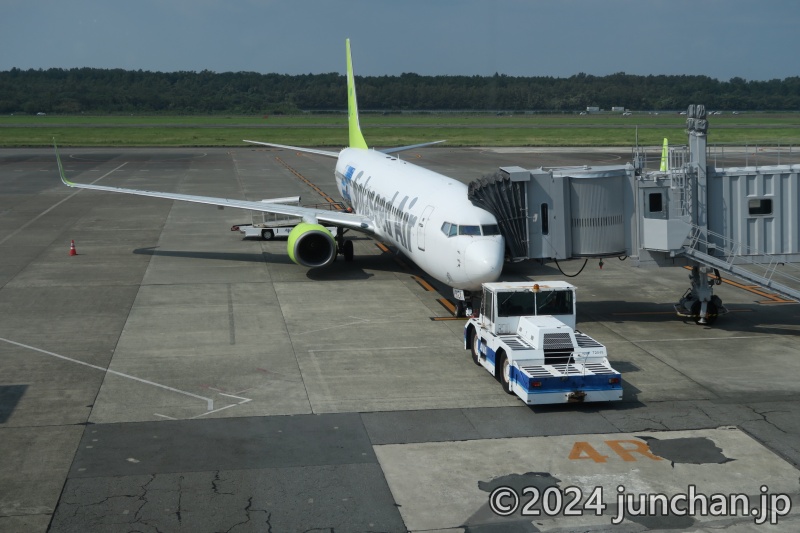 阿蘇くまもと空港 出発ロビーから飛行機を見る