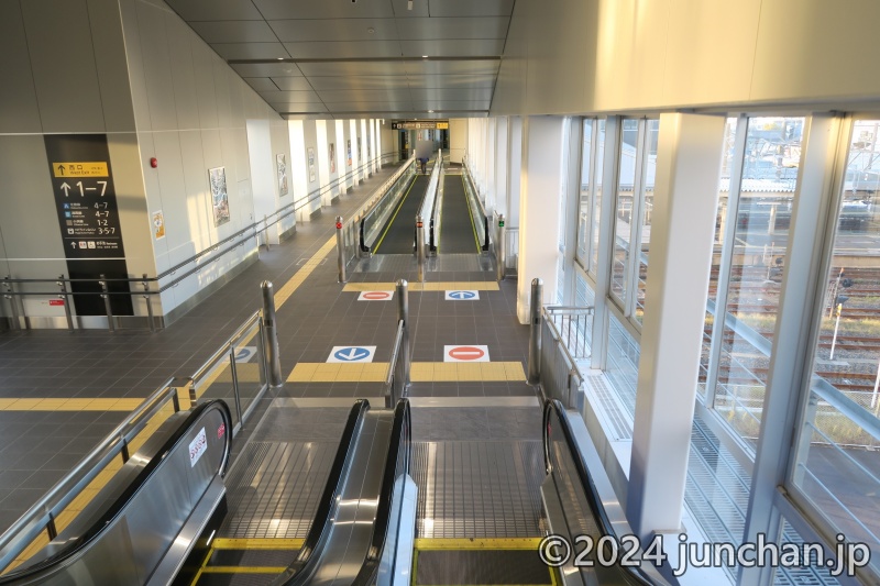 敦賀駅 動く歩道で在来線などの線路を超えていく