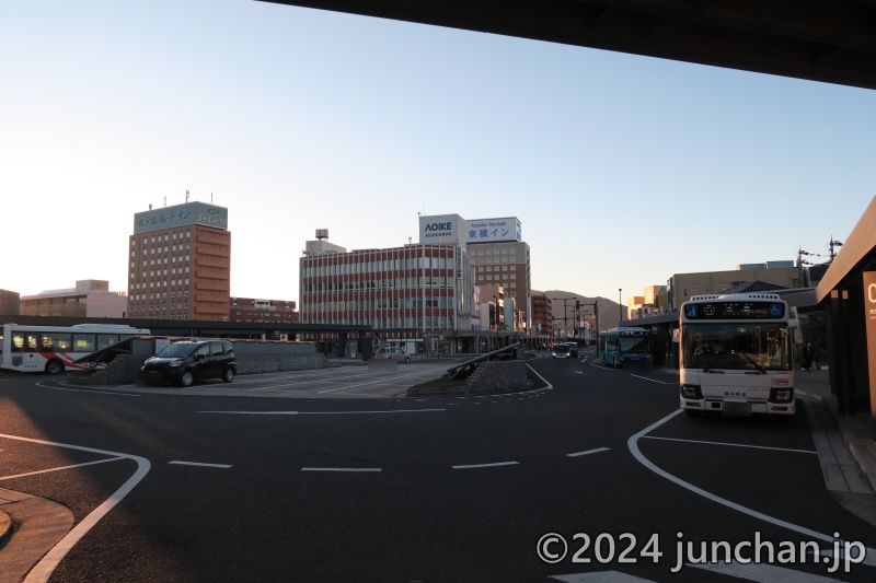 敦賀駅 西口からロータリー方向に向かう