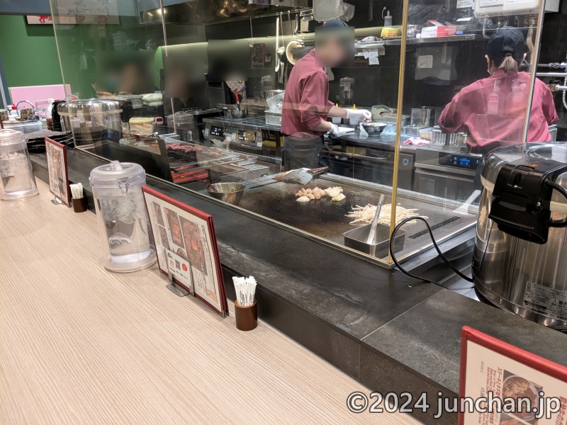 くるふ 福井駅 福井肉食堂 カウンター席から鉄板を眺める