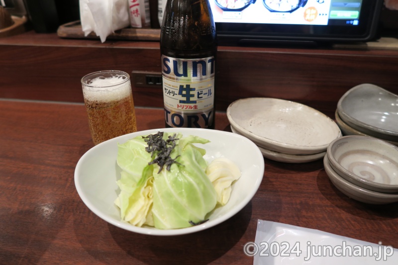 三代目鳥メロ長野善光寺口店 中瓶ビールとお通しのキャベツ