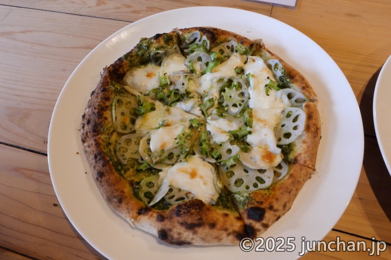 pizzeria TAKIBI 今治産れんこんとバジルソースのpizza