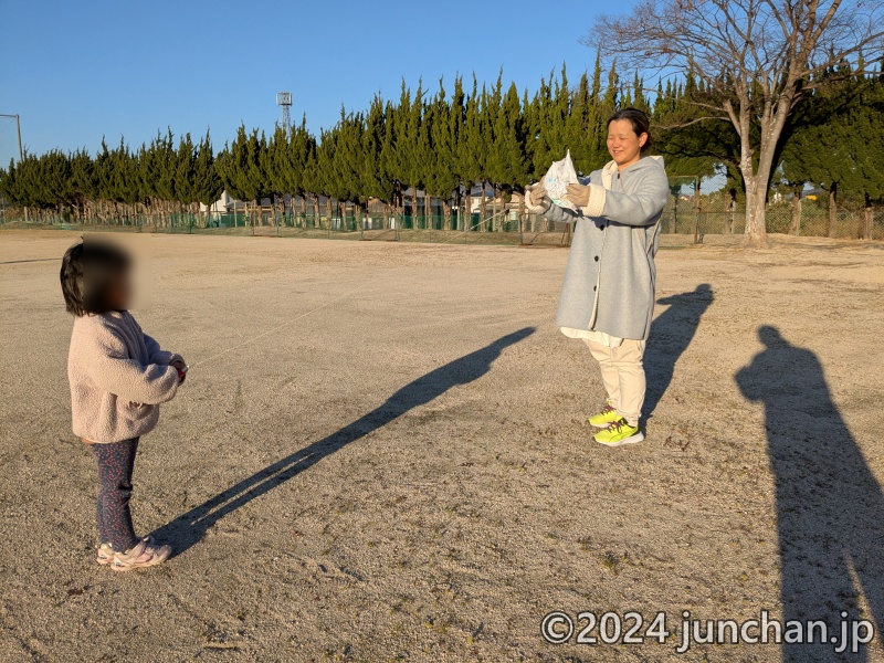 凧揚げの準備をする奥さんと次女