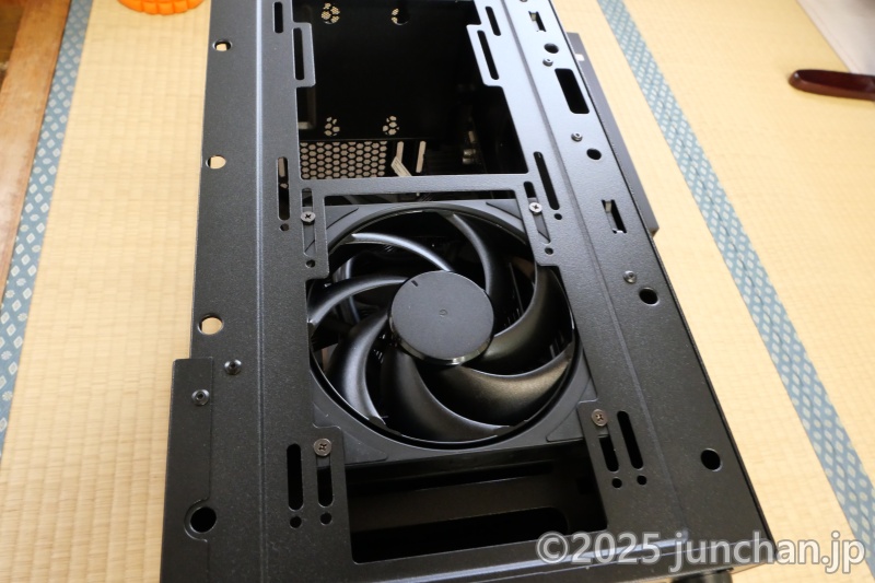 ケースファン COOLER MASTER MOBIUS 120 BLACK EDITION 取り付け