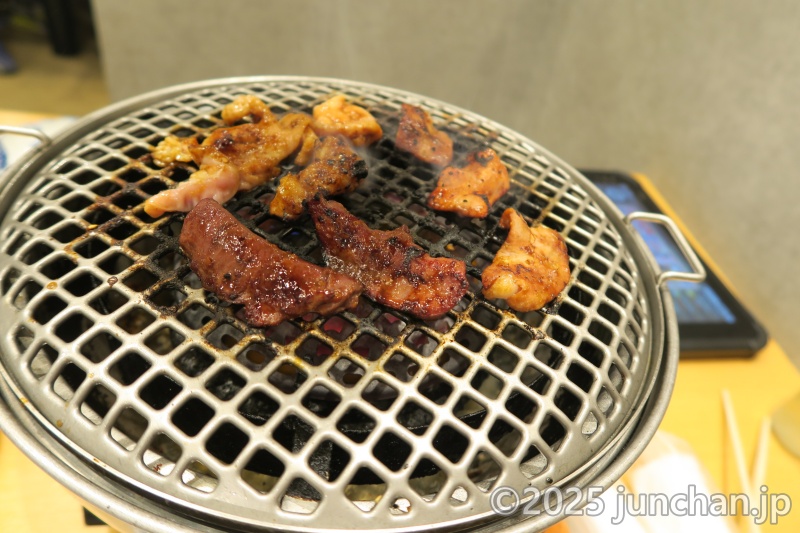 焼肉ホルモン ざくろ 岐阜羽島店 ホルモン盛合せ 七輪で焼く