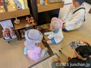 海野宿 なつかしの玩具展示館 子どもたちはけん玉などで遊ぶ