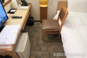 東横INN京都四条大宮 シングルルーム デスクとベッドの間のスペース