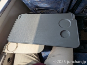 特急サンダーバード 座席 机