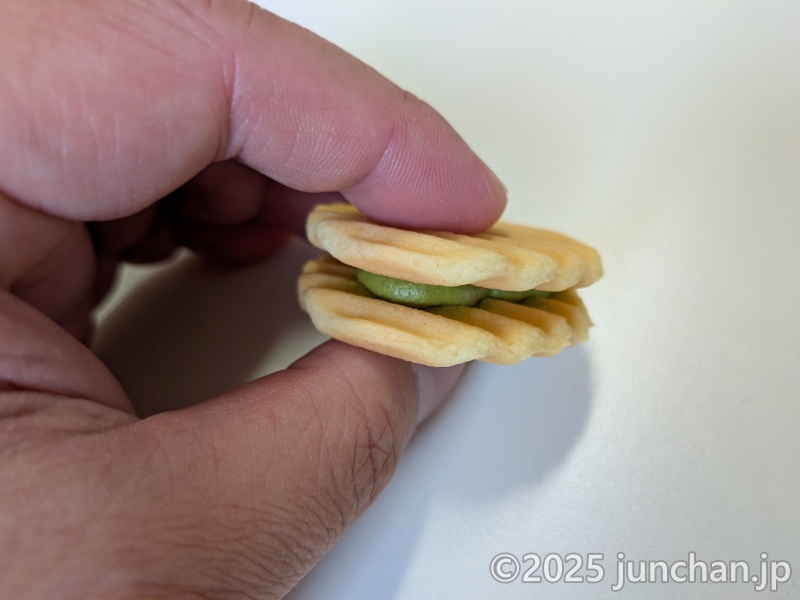 鼓月 姫千寿せんべい (有機抹茶) クッキー生地でクリームをサンド
