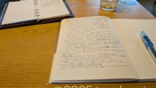 カフェで心理学の研究を進める