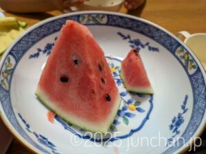 もらったスイカを食べる