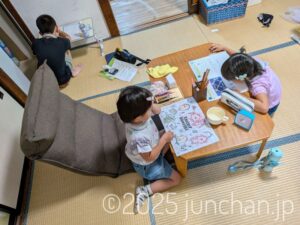 夏休みの宿題などに取り組む子どもたち