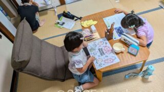 夏休みの宿題などに取り組む子どもたち