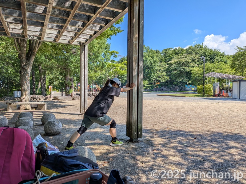 東御中央公園でランニングの準備運動をする奥さん