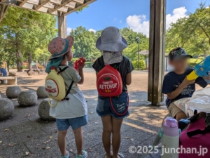 東御中央公園 水鉄砲で遊ぶ子どもたち
