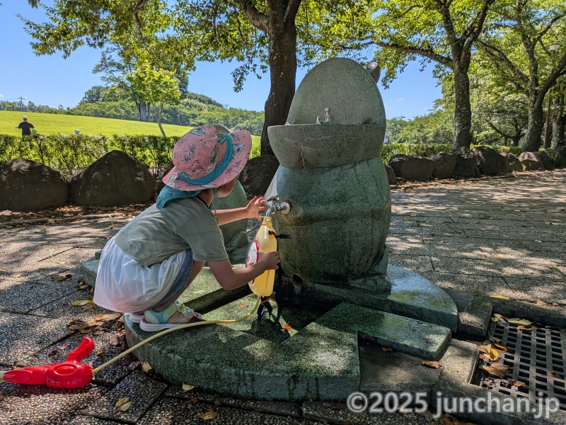東御中央公園 水鉄砲に給水する次女