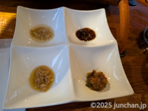 天国の酒とりやたまや 4種類の醤を皿に守る