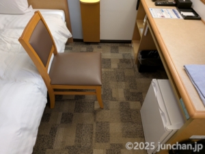 東横INN池袋北口1 シングルルーム デスクとベッドの間