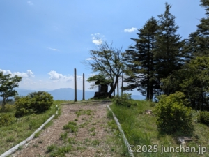霧ヶ峰 薙鎌神社 祠が見えてきた