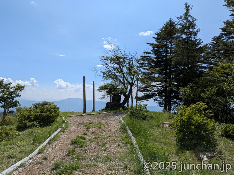霧ヶ峰 薙鎌神社 祠が見えてきた