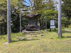 霧ヶ峰 薙鎌神社 石の祠 4つの柱