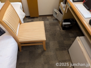 東横INN博多駅バスターミナル前 シングルルーム デスクとベッドの間
