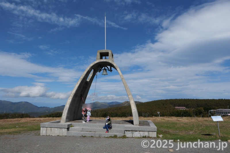 霧ヶ峰高原 霧鐘塔 鐘を鳴らす子どもたち