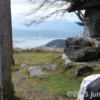霧ヶ峰 薙鎌神社 社の向こうに諏訪湖が見える